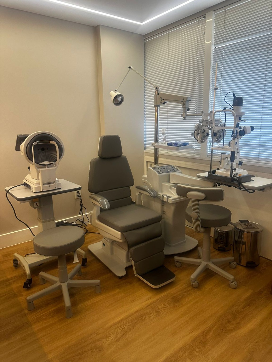 Equipamentos e cadeira de exame